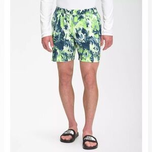 Mens The North Face shorts, Size: XXL, barely worn - perfect condition